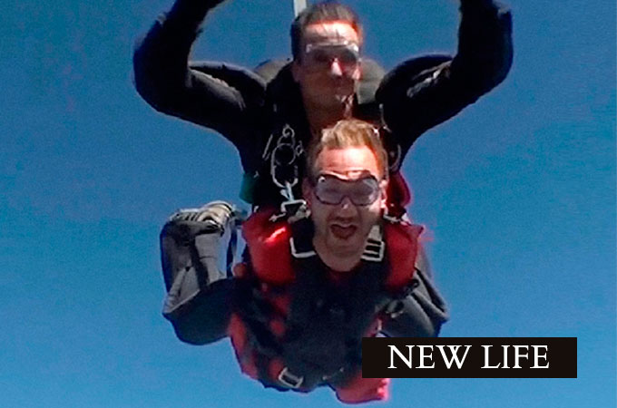Nick Vujicic skydiving