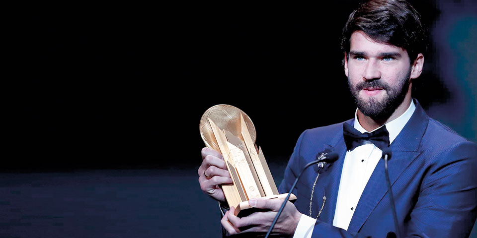 Alisson Becker receiving the inaugural Yachine Trophy